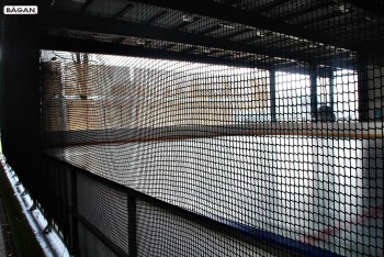 Ogrodzenie lodowiska z siatki. Zabezpieczenie siatkami widowni lodowiska przed krążkiem do hokeja